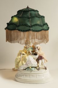 STOLNÍ LAMPA S PORCELÁNOVÝM VÝJEVEM