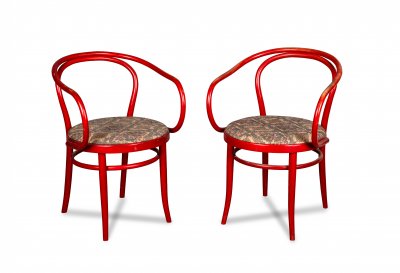 DVĚ DŘEVĚNÁ KŘESLA TON