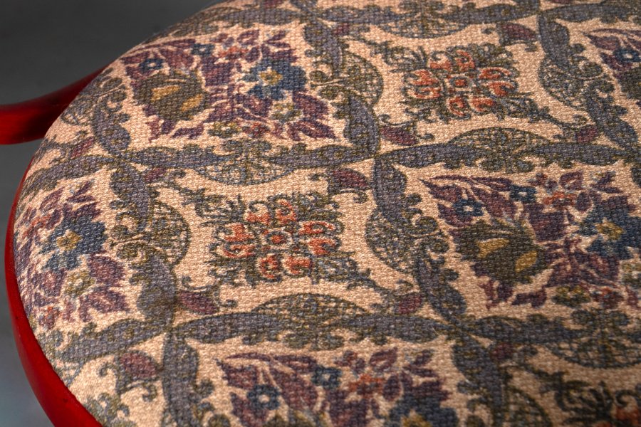 DVĚ DŘEVĚNÁ KŘESLA TON