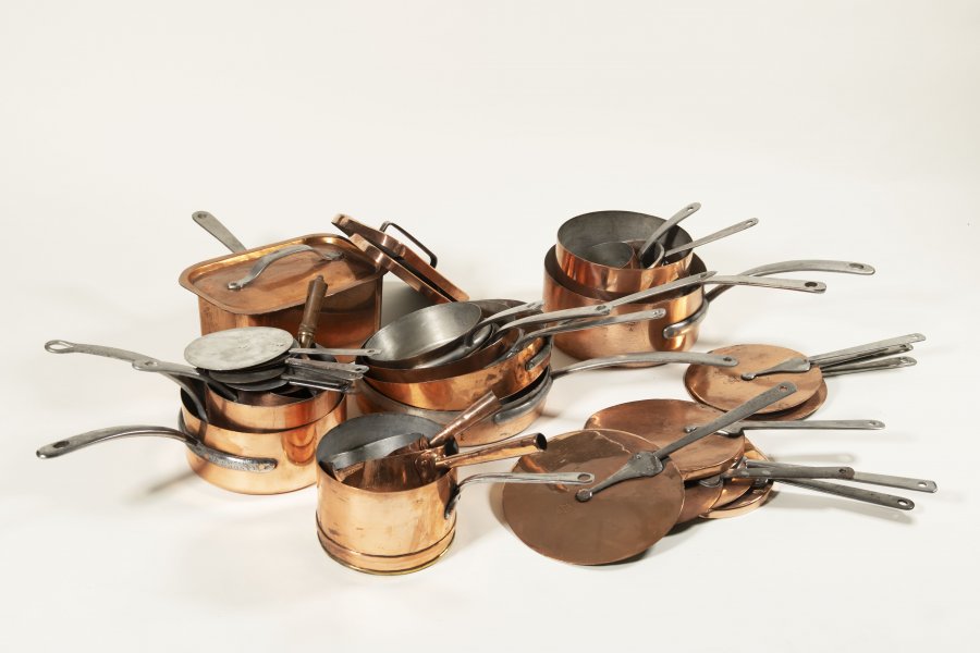SET OF PANS AND LIDS