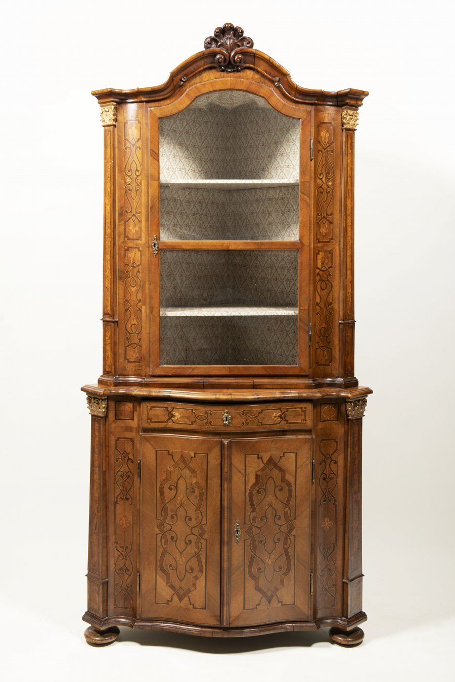 BAROKNÍ ROHOVÁ VITRÍNA