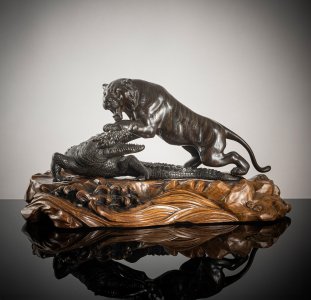 JAPONSKÝ SIGNOVANÝ BRONZ – SOUBOJ TYGRA S KROKODÝLEM