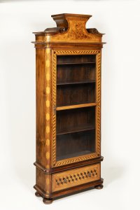 VITRÍNA V BAROKNÍM STYLU